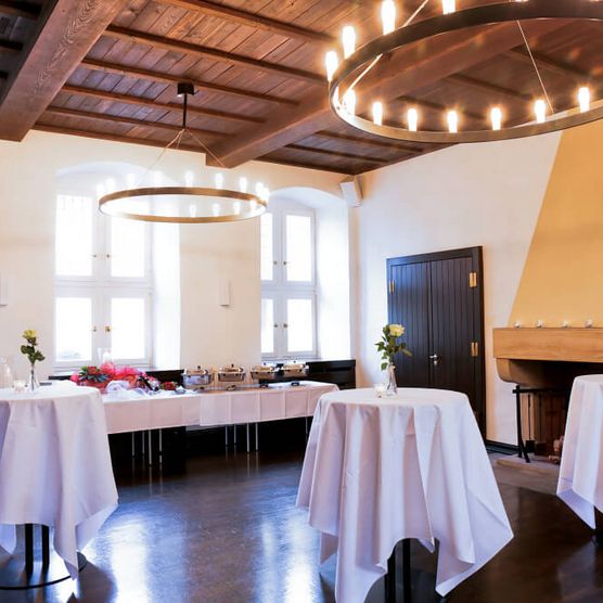 Stehtische und Buffet im Vorraum des Rittersaals im Schloß Broich