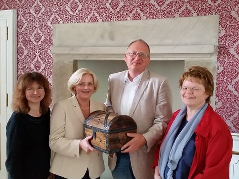 Geschichtsverein und MST-Geschäftsführung bei der Übergabe der Schloss-Retter-Spendentruhe im Kaminzimmer von Schloß Broich