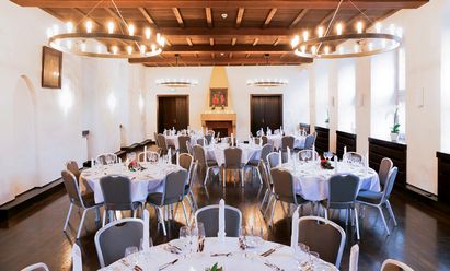 Runde Tische für eine Hochzeitsfeier im Rittersaal von Schloß Broich