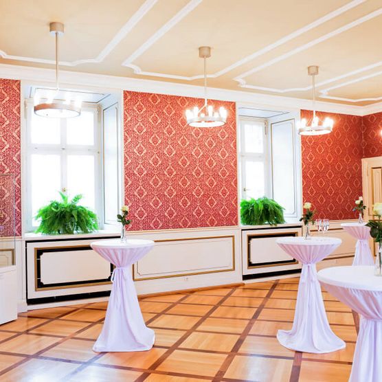 Stehtische für einen Sektempfang im Kaminzimmer von Schloß Broich