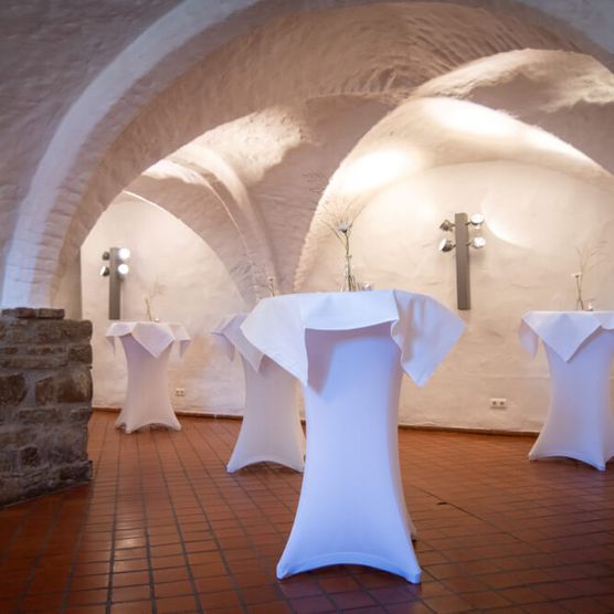 Stehtische für einen Sektempfang im Schlossgewölbe von Schloß Broich