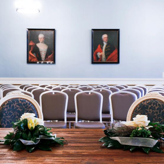 Trautisch mit Dekoration für eine Trauung im Wappenzimmer von Schloß Broich