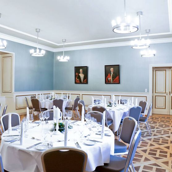 Runde Tische mit Dekoration für eine Hochzeitsfeier im Wappenzimmer von Schloß Broich