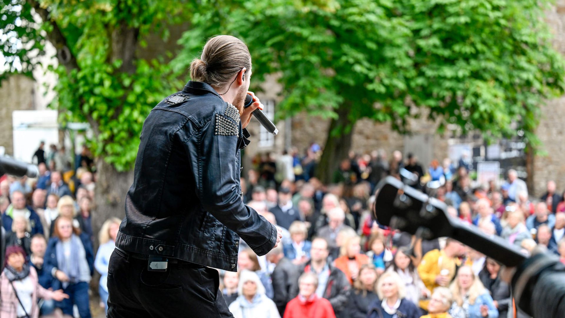 Sänger von DELUXE – the radioband bei der Premiere der Broicher Schlossparty 2024 im Schloß Broich
