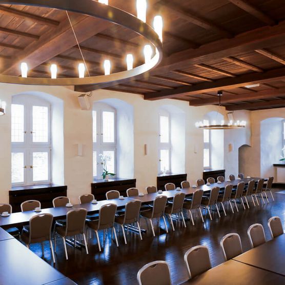 Bestuhlung in U-Form für eine Konferenz im Rittersaal von Schloß Broich