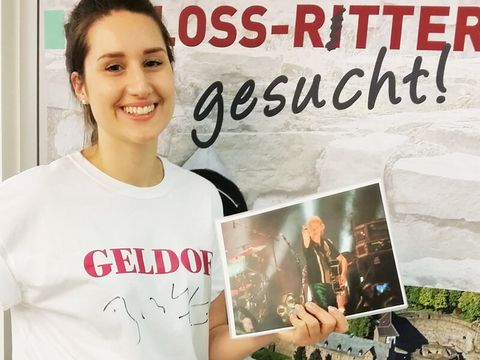 Schloss-Retter: MST-Mitarbeiterin verkauft Bob-Geldof-T-Shirts für die Schloss-Retter