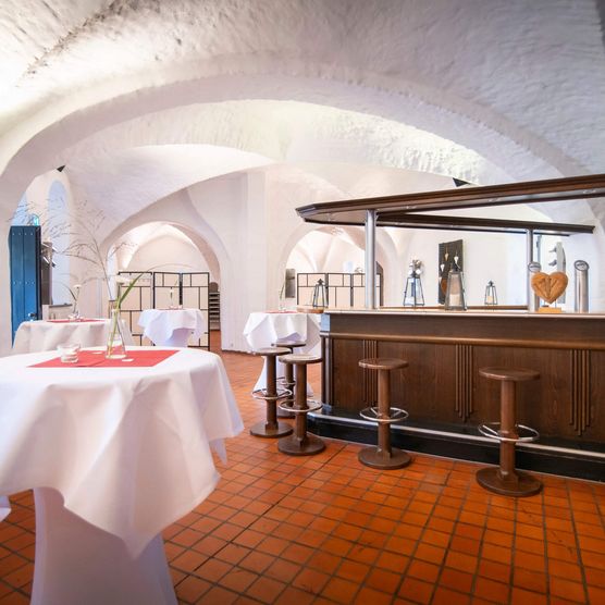 Stehtische für einen Sektempfang in den Tecklenburger Kammern von Schloß Broich