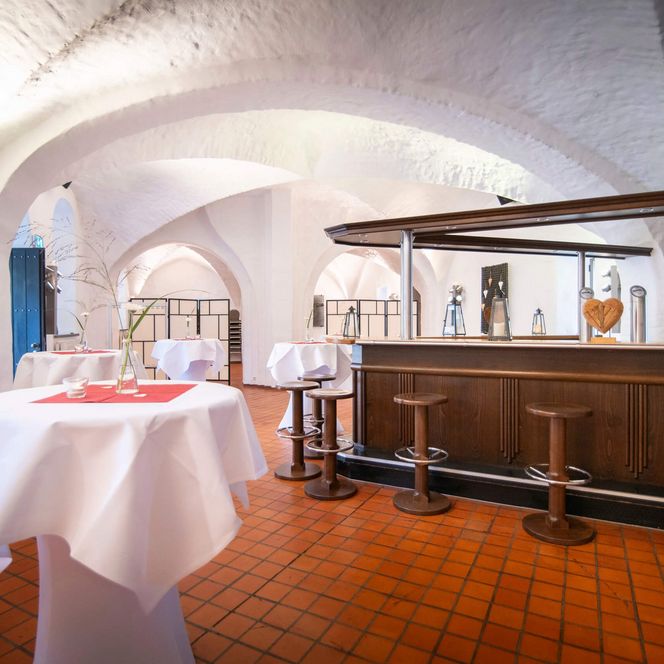 Stehtische für einen Sektempfang in den Tecklenburger Kammern von Schloß Broich