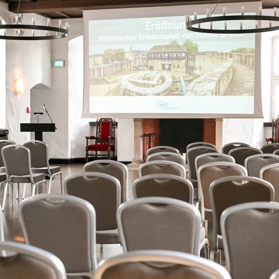 Reihenbestuhlung für eine Präsentation im Rittersaal von Schloß Broich