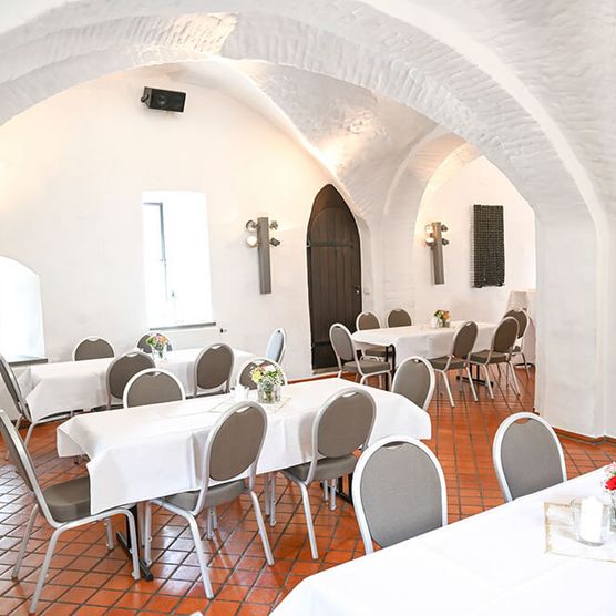 Gruppentische für einen Empfang in den Tecklenburger Kammern von Schloß Broich