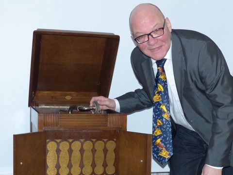 Schloss-Retter: Klaus Schröter mit Grammophon