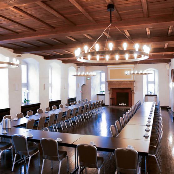 Tische in U-Form für eine Konferenz im Rittersaal von Schloß Broich