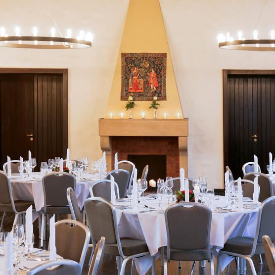 Dekorierte runde Tische für eine Hochzeitsfeier im Rittersaal von Schloß Broich