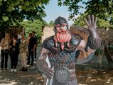 Lebensgroßer Aufsteller von Björn, dem virtuellen Tourguide in der AR-App „BJÖRN | Zeitreise Schloß Broich”