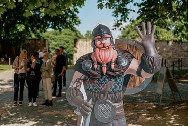 Lebensgroßer Aufsteller von Björn, dem virtuellen Tourguide in der AR-App „BJÖRN | Zeitreise Schloß Broich”