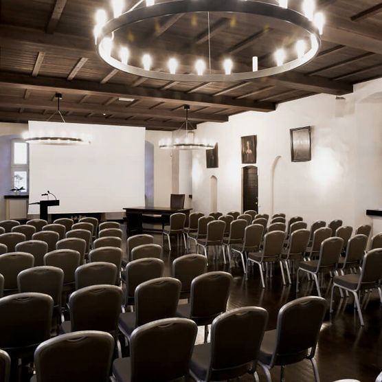 Reihenbestuhlung für eine Präsentation im Rittersaal von Schloß Broich