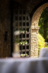 Blumendekoration im Sommer am Eingangstor von Schloß Broich