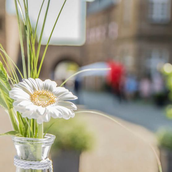 Blumendekoration für einen Sektempfang im Innenhof von Schloß Broich