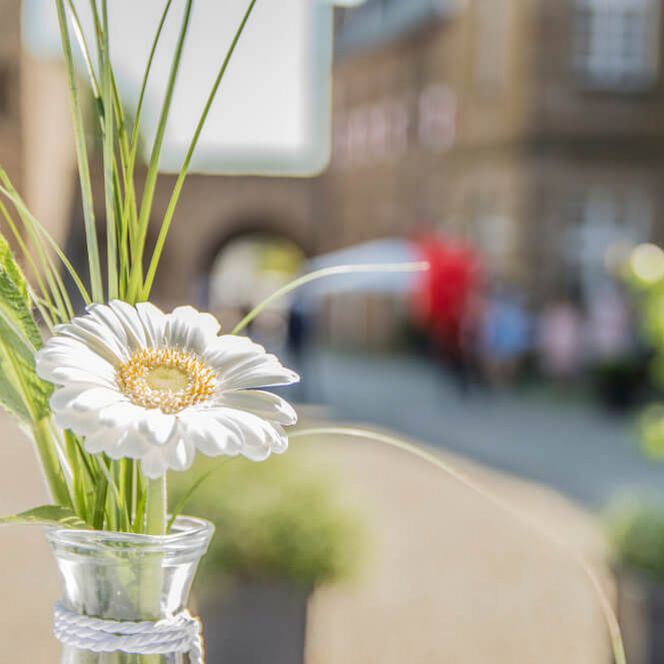 Blumendekoration für einen Sektempfang im Innenhof von Schloß Broich