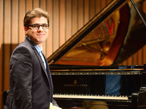 Schloss-Retter: Pianist Deniz Türkmen am Flügel im Kammermusiksaal in der Stadthalle Mülheim